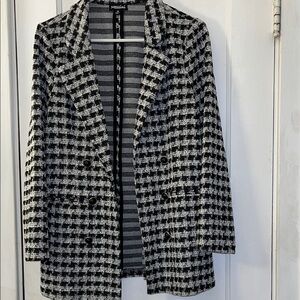 Chic Black and White Houndstooth Blazer PTP 16”, L 26”, AL 22”
